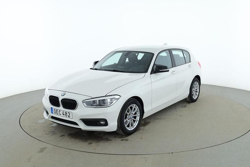 Vit Begagnad 2016 BMW 118 Advantage Halvkombi | 143 000 kr (Lite dyr) - Bild 1/3