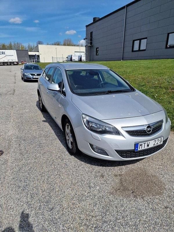 Grå Begagnad 2012 Opel Astra Enjoy Kombi | 35 000 kr (Marknadspris) - Bild 1/2