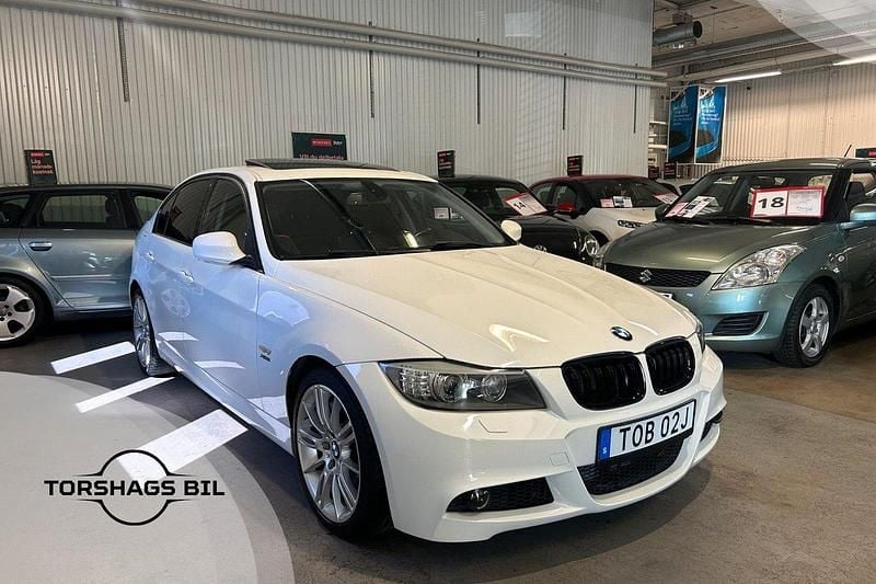 Vit Begagnad 2011 BMW 335 Sedan | 129 900 kr (Superpris) - Bild 1/3