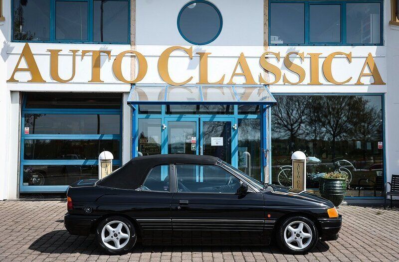 Begagnad Ford Escort Cabriolet 105 HK (77 kW) 1991 Svart Cab