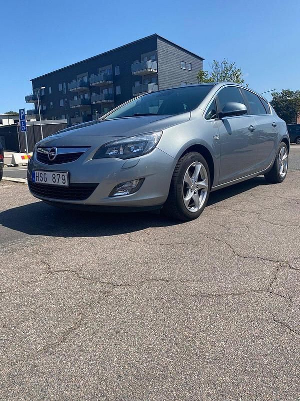 Grå Begagnad 2010 Opel Astra Halvkombi | 59 900 kr (Marknadspris) - Bild 1/4