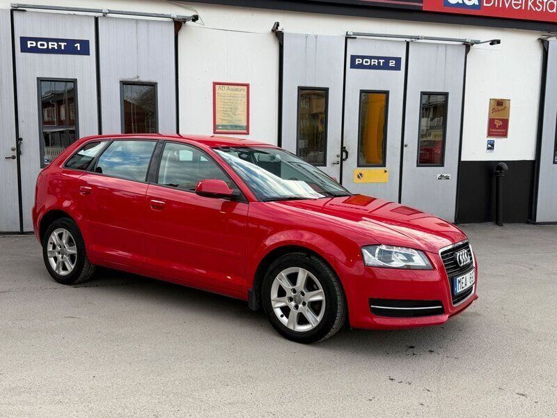 Röd Begagnad 2011 Audi A3 Sportback Attraction Halvkombi | 64 700 kr (Marknadspris) - Bild 1/4