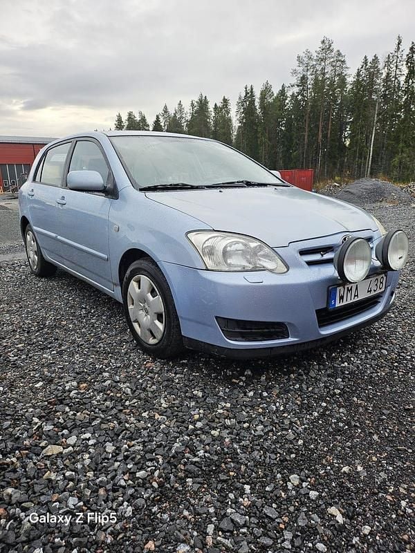 Ljusblåmetalic Begagnad 2005 Toyota Corolla Halvkombi | 29 000 kr (Bra pris) - Bild 1/4