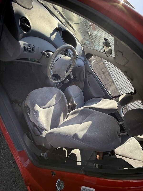 Röd Begagnad 2000 Toyota Yaris Halvkombi | 9 999 kr (Dyr) - Bild 1/4