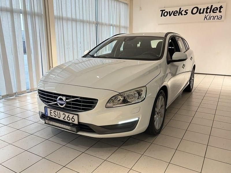 Vit Begagnad 2015 Volvo V60 Kombi | 129 900 kr (Marknadspris) - Bild 1/4