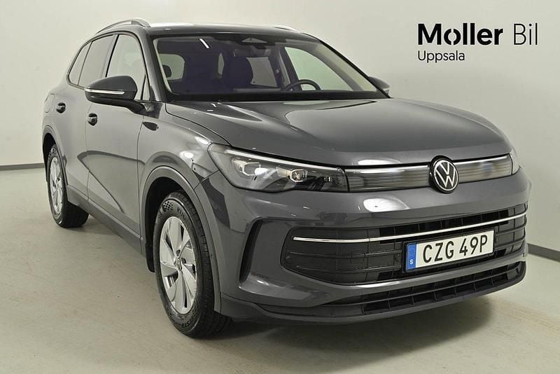 Mörkgrå (dolphin grey metallic) Begagnad 2025 VW Tiguan SUV | 389 900 kr (Marknadspris) - Bild 1/4