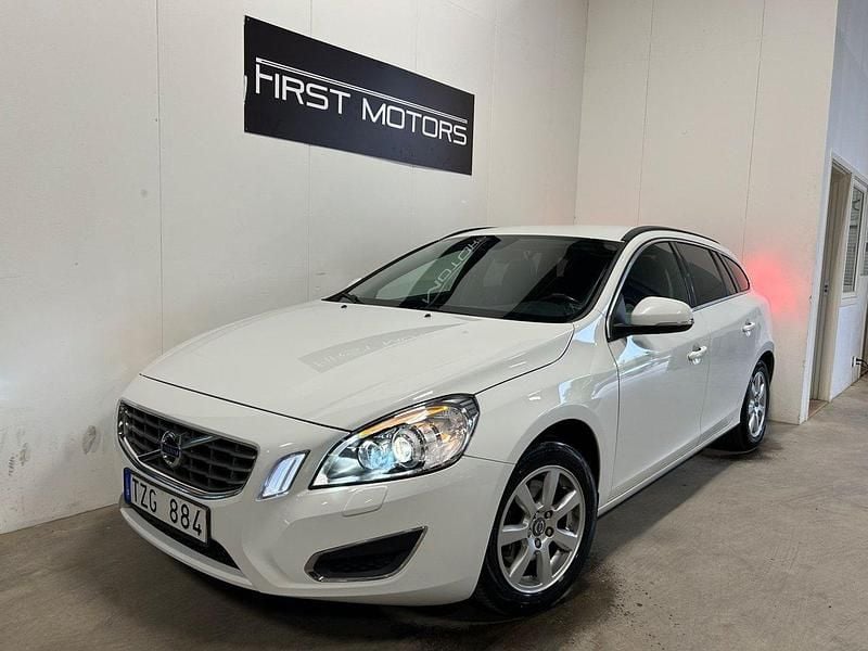 Vit Begagnad 2012 Volvo V60 Momentum Kombi | 83 900 kr (Bra pris) - Bild 1/4