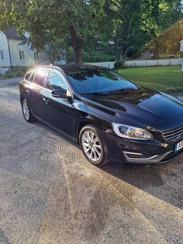 Svart Begagnad 2015 Volvo V60 Momentum Kombi | 95 000 kr (Bra pris) - Bild 1/4