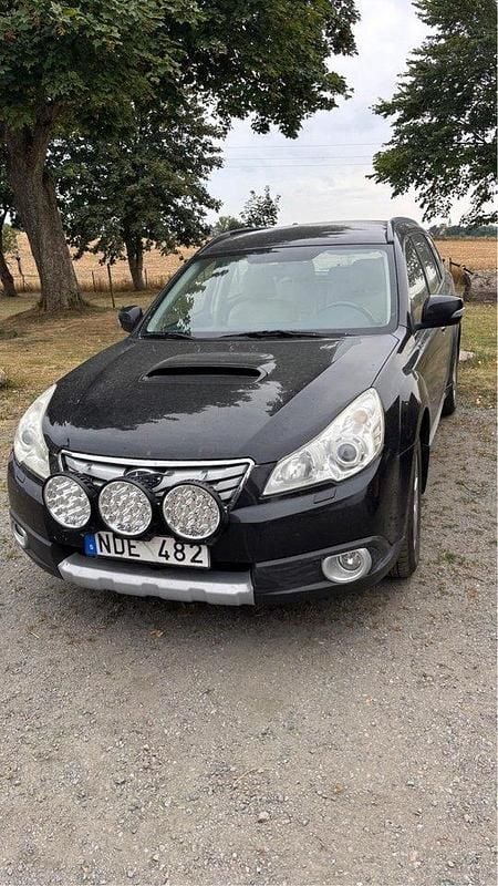 Svart Begagnad 2012 Subaru Outback SUV | 37 000 kr (Bra pris) - Bild 1/4