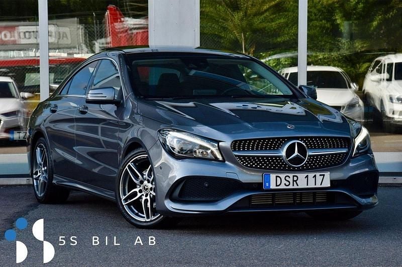 Mörkgrå (grå) Begagnad 2018 Mercedes CLA200 AMG Sportkupé | 219 900 kr (Marknadspris) - Bild 1/4