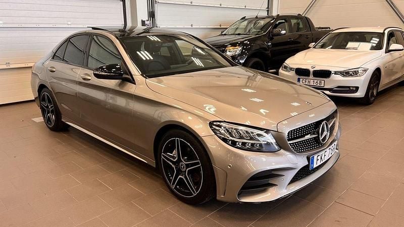 Silver (metalliclack) Begagnad 2018 Mercedes C220 AMG Sedan | 269 500 kr (Marknadspris) - Bild 1/4