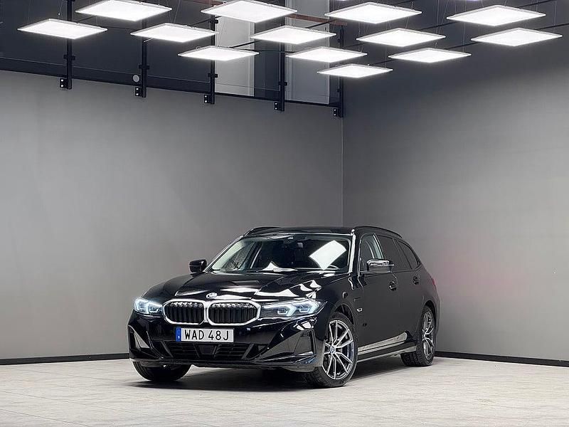 Svart Begagnad 2022 BMW 330e Kombi | 339 900 kr (Marknadspris) - Bild 1/3