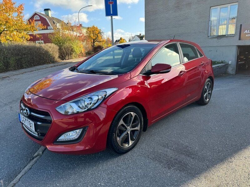 Röd Begagnad 2015 Hyundai i30 Comfort Halvkombi | 137 000 kr (Marknadspris) - Bild 1/4