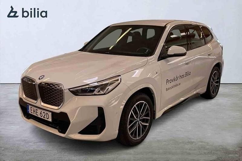 Vit Begagnad 2025 BMW iX1 SUV | 479 000 kr - Bild 1/1