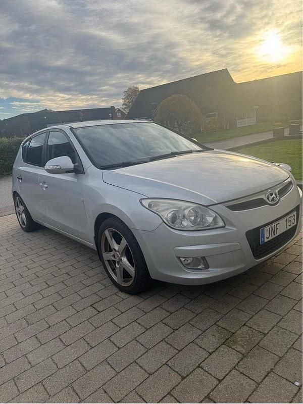 Silver Begagnad 2009 Hyundai i30 Halvkombi | 31 000 kr (Marknadspris) - Bild 1/2