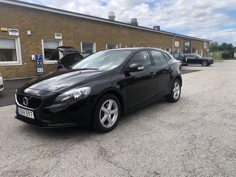 Svart Begagnad 2017 Volvo V40 Kinetic Kombi | 129 000 kr (Bra pris) - Bild 1/4