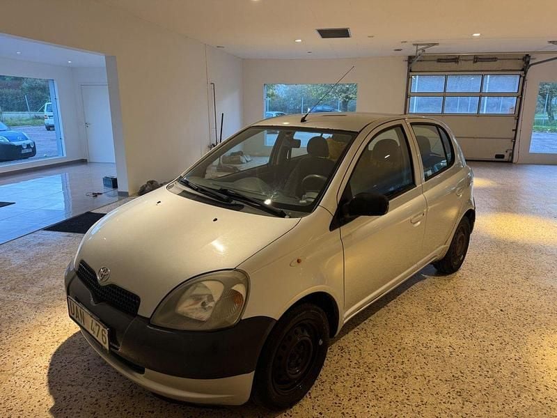 Silver Begagnad 2002 Toyota Yaris Halvkombi | 24 900 kr (Dyr) - Bild 1/4