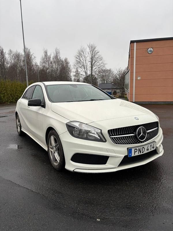 Vit Begagnad 2015 Mercedes A180 Halvkombi | 142 000 kr (Marknadspris) - Bild 1/4