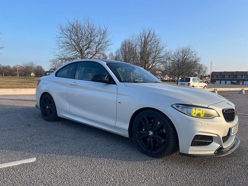 Begagnad BMW M235 326 HK (239 kW) 2014 Metallic vit Sportkupé