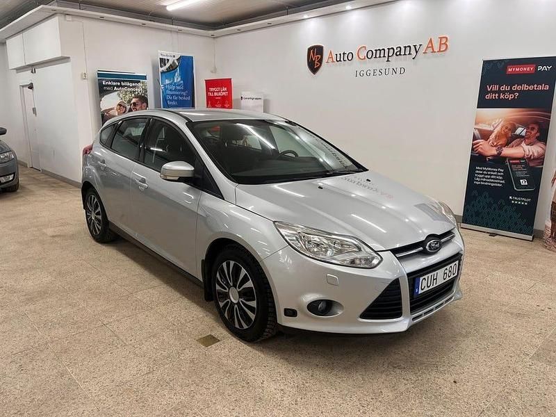 Grå Begagnad 2011 Ford Focus Halvkombi | 94 900 kr (Lite dyr) - Bild 1/4