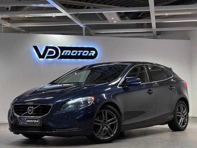 Begagnad Volvo V40 Momentum 180 HK (132 kW) 2013 Blå Halvkombi