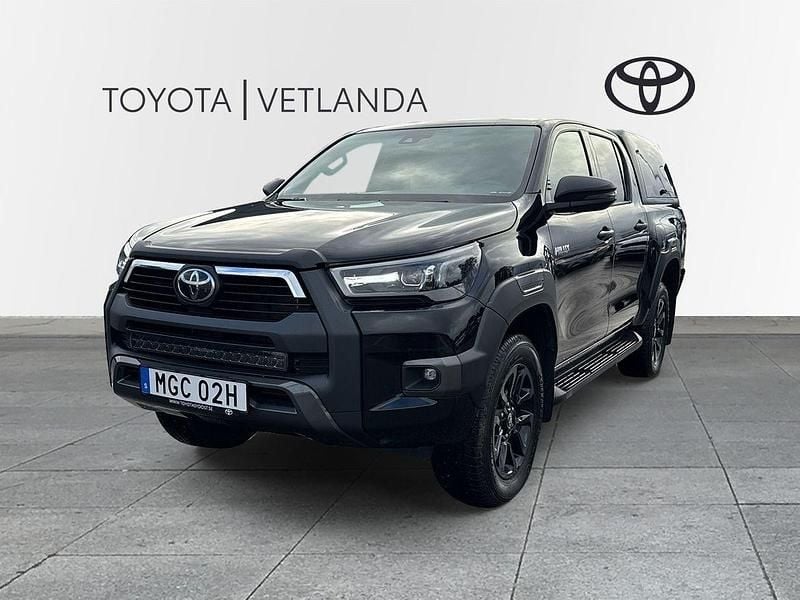 Svart (black mica metallic) Begagnad 2025 Toyota HiLux Pickup | 748 750 kr (Dyr) - Bild 1/4