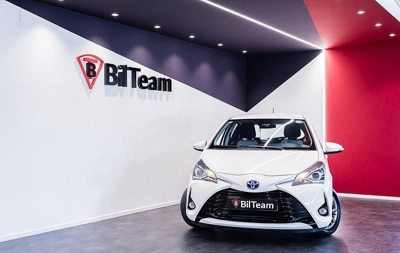 Vit Begagnad 2019 Toyota Yaris Hybrid Active Halvkombi | 119 900 kr (Marknadspris) - Bild 1/4