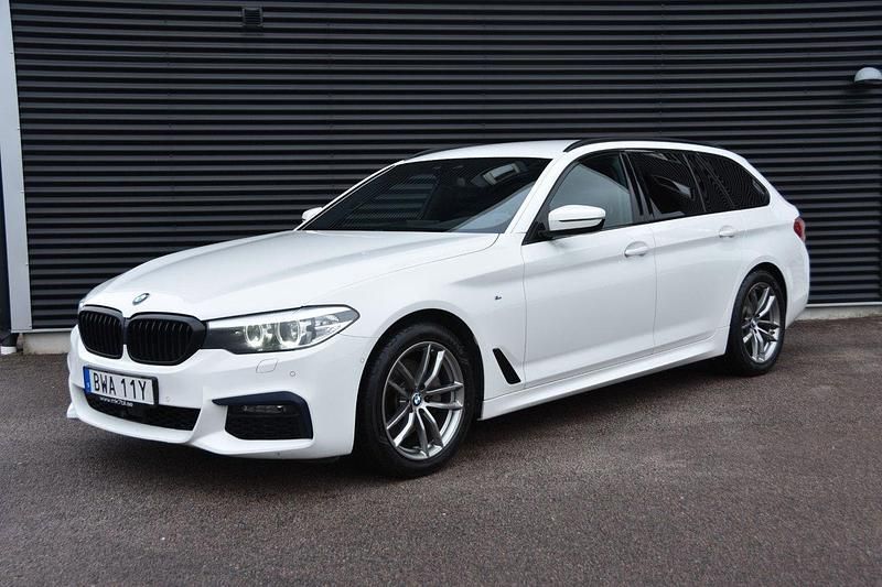 Vit Begagnad 2020 BMW 520 M Sport Kombi | 249 900 kr (Marknadspris) - Bild 1/4