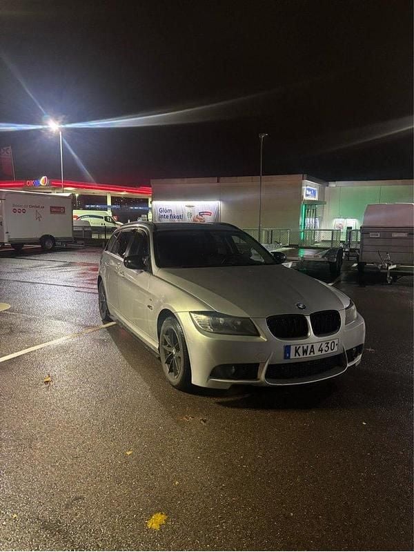 Grå Begagnad 2011 BMW 320 Comfort Edition Kombi | 99 000 kr (Dyr) - Bild 1/4