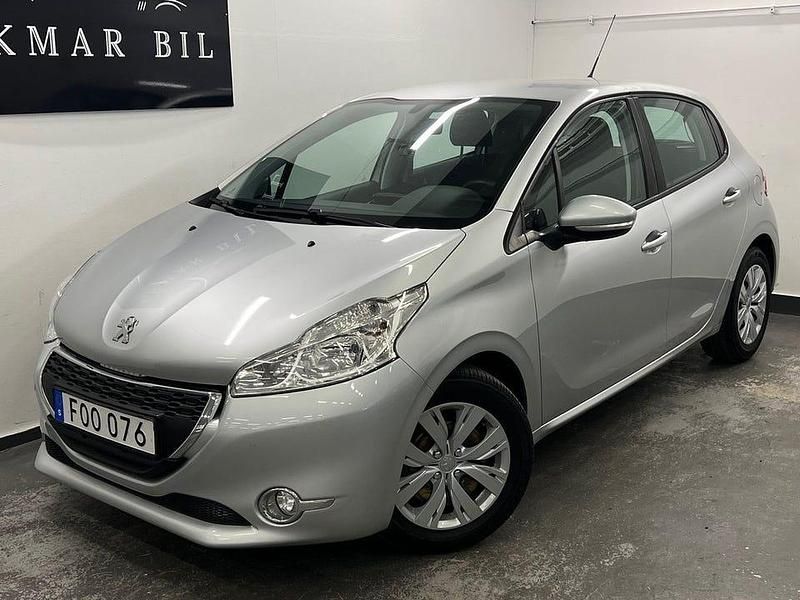 Ljusgrå (grå) Begagnad 2015 Peugeot 208 Halvkombi | 74 900 kr (Marknadspris) - Bild 1/4