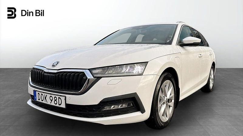 Vit Begagnad 2024 Skoda Octavia Ambition Kombi | 309 900 kr (Superpris) - Bild 1/4