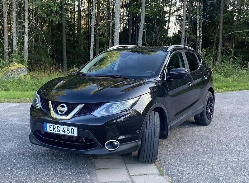 Svart Begagnad 2015 Nissan Qashqai Tekna SUV | 115 000 kr (Bra pris) - Bild 1/4