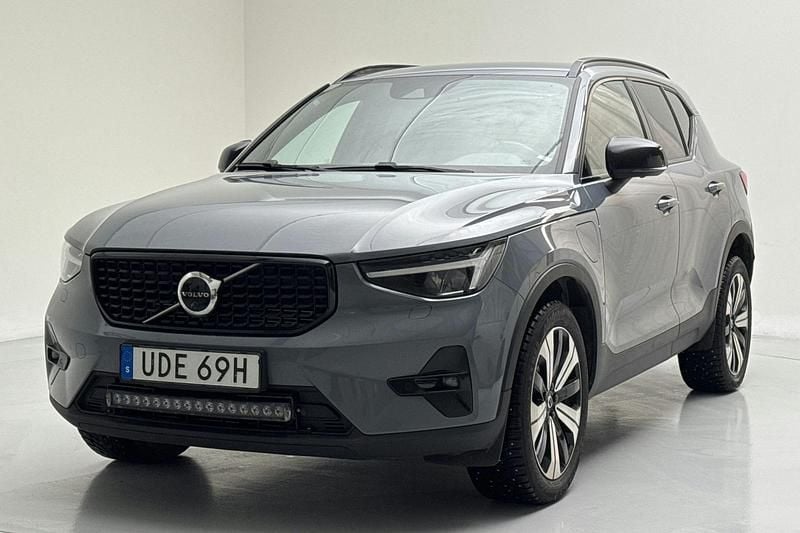 Grå Begagnad 2023 Volvo XC40 SUV | 325 000 kr - Bild 1/4