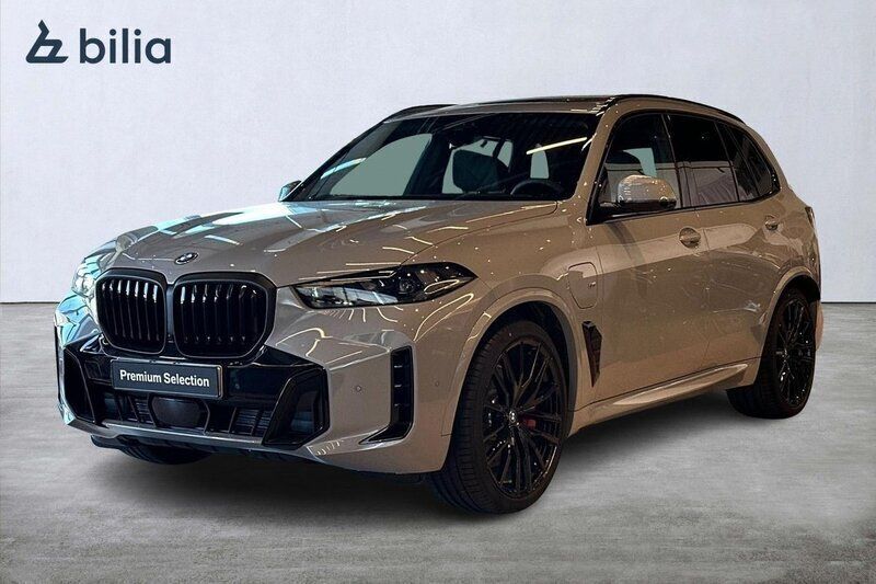 Grå (brooklyn grey metallic) Begagnad 2025 BMW X5 M Sport SUV | 1 279 900 kr - Bild 1/3