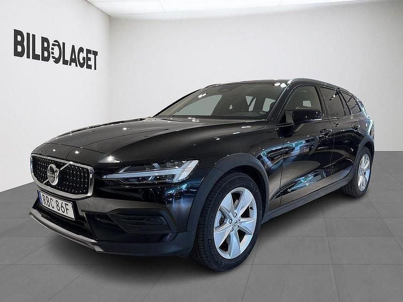 Svart Begagnad 2024 Volvo V60 CC Core Kombi | 429 800 kr (Marknadspris) - Bild 1/4