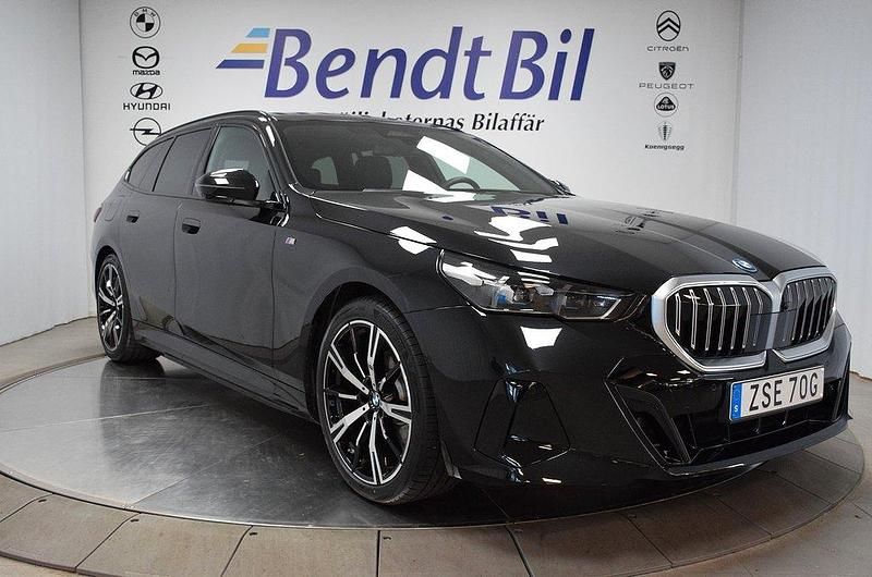 Svart Begagnad 2025 BMW 530e M Sport Kombi | 689 500 kr (Marknadspris) - Bild 1/4