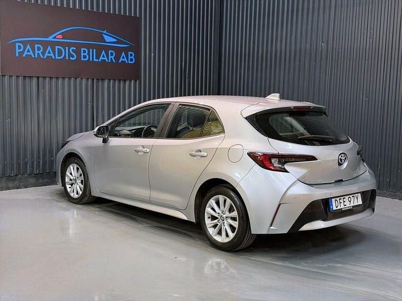 Begagnad Toyota Corolla Hybrid Active 140 HK (102 kW) 2023 Silver Halvkombi