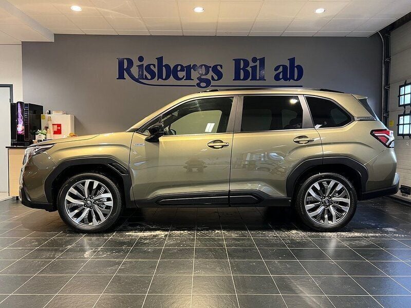 Grön Ny 2025 Subaru Forester SUV | 439 900 kr (Marknadspris) - Bild 1/4