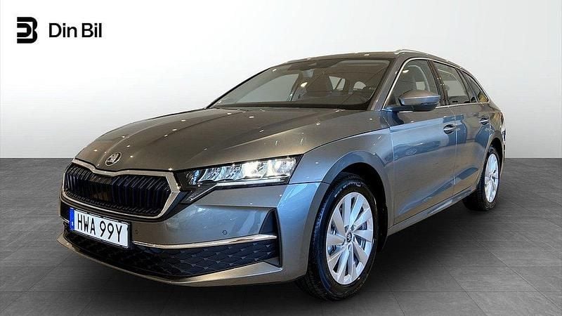 Grå (graphite grey metallic) Ny 2025 Skoda Octavia Selection Kombi | 370 900 kr (Marknadspris) - Bild 1/4