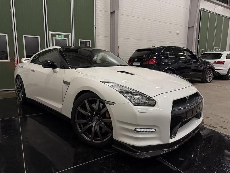 Begagnad Nissan GT-R GT 549 HK (403 kW) 2012 Vit Sportkupé