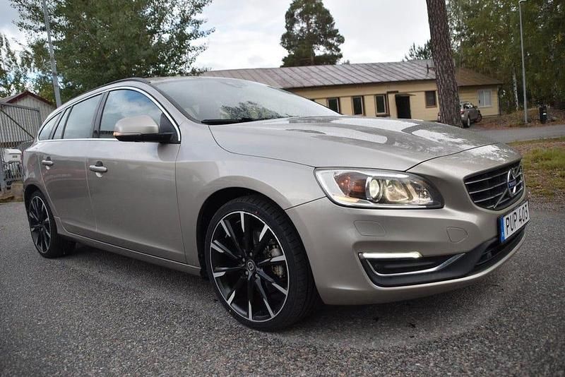 Begagnad Volvo V60 Momentum 181 HK (133 kW) 2014 Ljusbrun Kombi