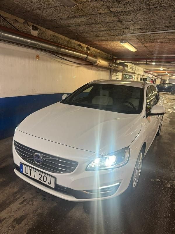 Begagnad 2016 Volvo V60 Kombi | 125 000 kr (Superpris) - Bild 1/4