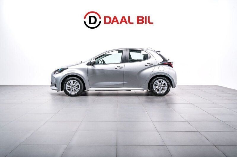 Silver Begagnad 2022 Toyota Yaris Hybrid Active Halvkombi | 179 700 kr (Bra pris) - Bild 1/4