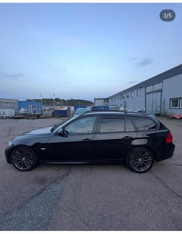 Begagnad BMW 320 177 HK (130 kW) 2010 Black sapphire Kombi