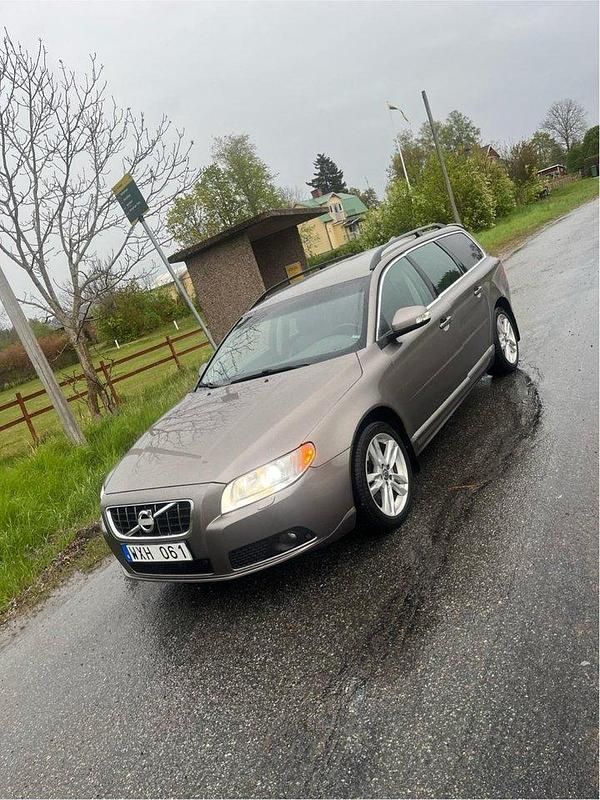 Grå Begagnad 2010 Volvo V70 Momentum Kombi | 49 000 kr (Superpris) - Bild 1/4