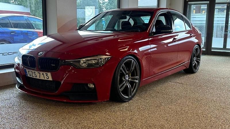 Röd Begagnad 2012 BMW 320 Sedan | 179 900 kr - Bild 1/4