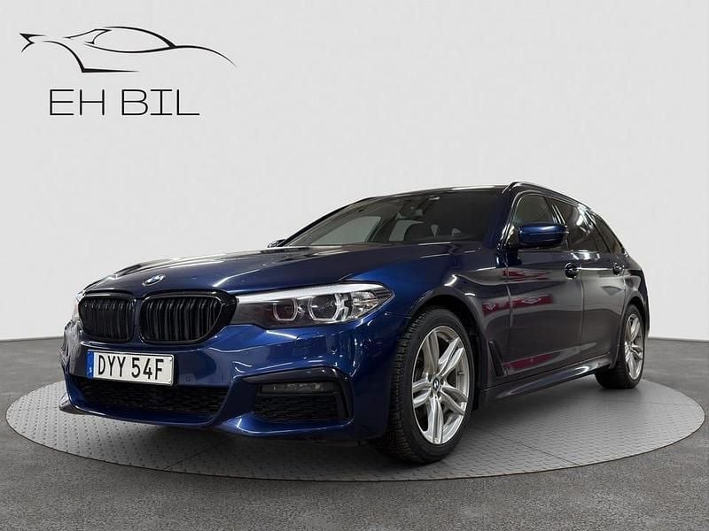 Blå Begagnad 2020 BMW 520 M Sport Kombi | 314 900 kr (Marknadspris) - Bild 1/4