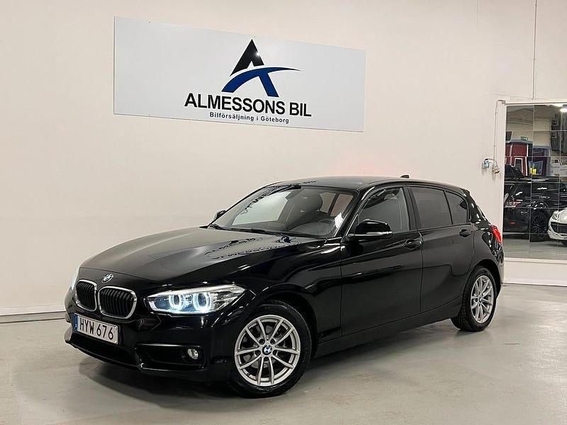 Svart Begagnad 2015 BMW 116 Advantage Halvkombi | 109 900 kr - Bild 1/4
