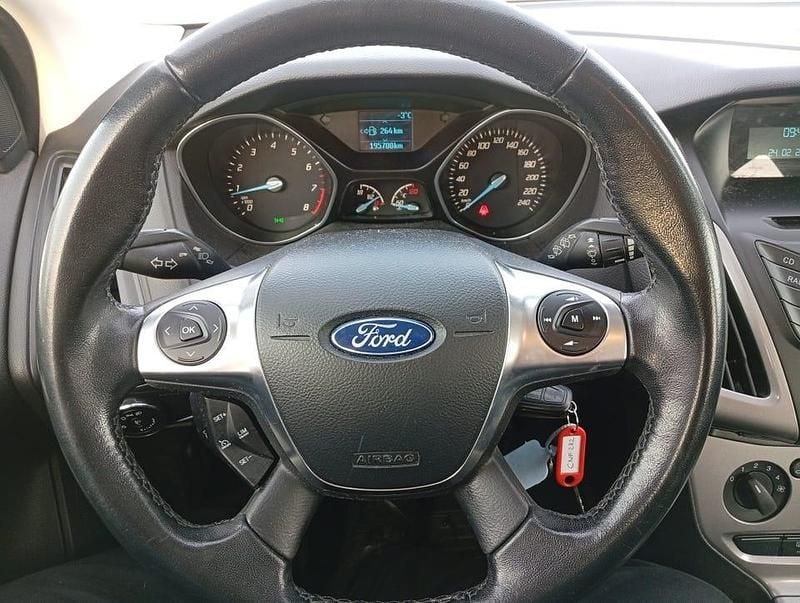 Röd solid Begagnad 2013 Ford Focus | 45 000 kr (Bra pris) - Bild 1/4