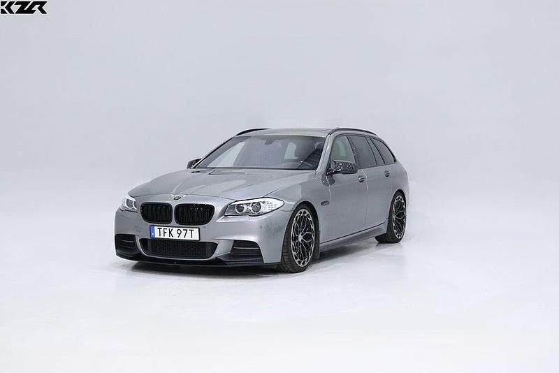 Mörkgrå Begagnad 2012 BMW M550 Sedan | 259 900 kr (Lite dyr) - Bild 1/4